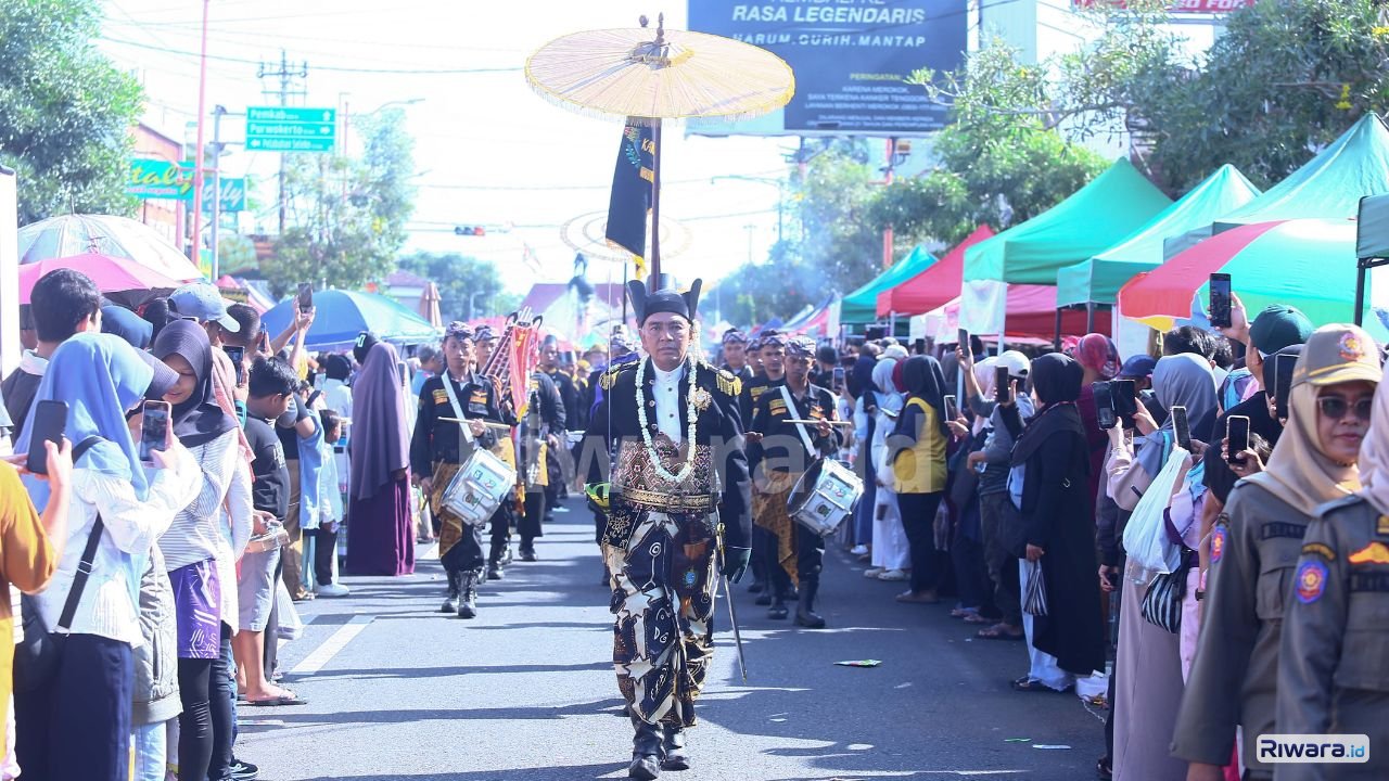 Bambang S Adiningrat memimpin kirab Miwaha Sekar Widjajakusuma di Cilacap dalam rangkaian ritual sakral Keraton Surakarta